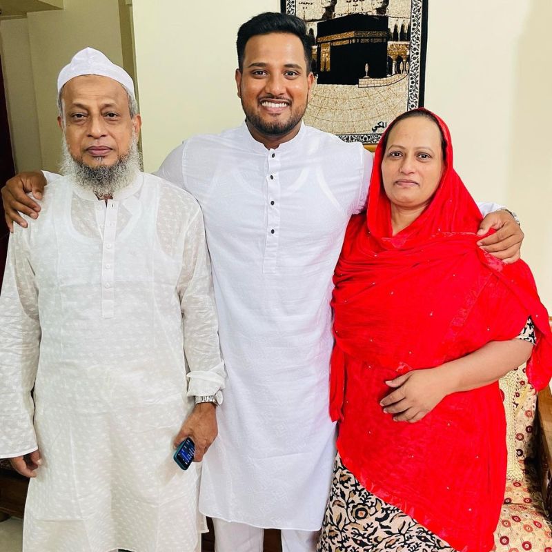 Yasir Ali with his parents